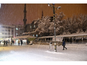 Ağrı’da Kar Yağışı Sürüyor