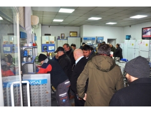 Fatsa’da Doğalgaz Kesilince Vatandaşlar Tüpçülerde Uzun Kuyruklar Oluşturdu