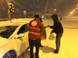 Yolda Mahsur Kalanlara Kumanya Dağıtıldı