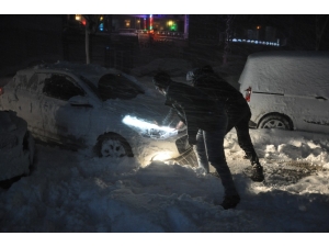 Yüksekova’ya Kar Yağışı Ve Tipi Hayatı Olumsuz Etkiledi