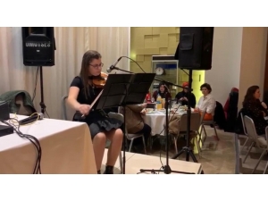 Zeynep, Kemandaki Ustalığı İle Dikkat Çekiyor