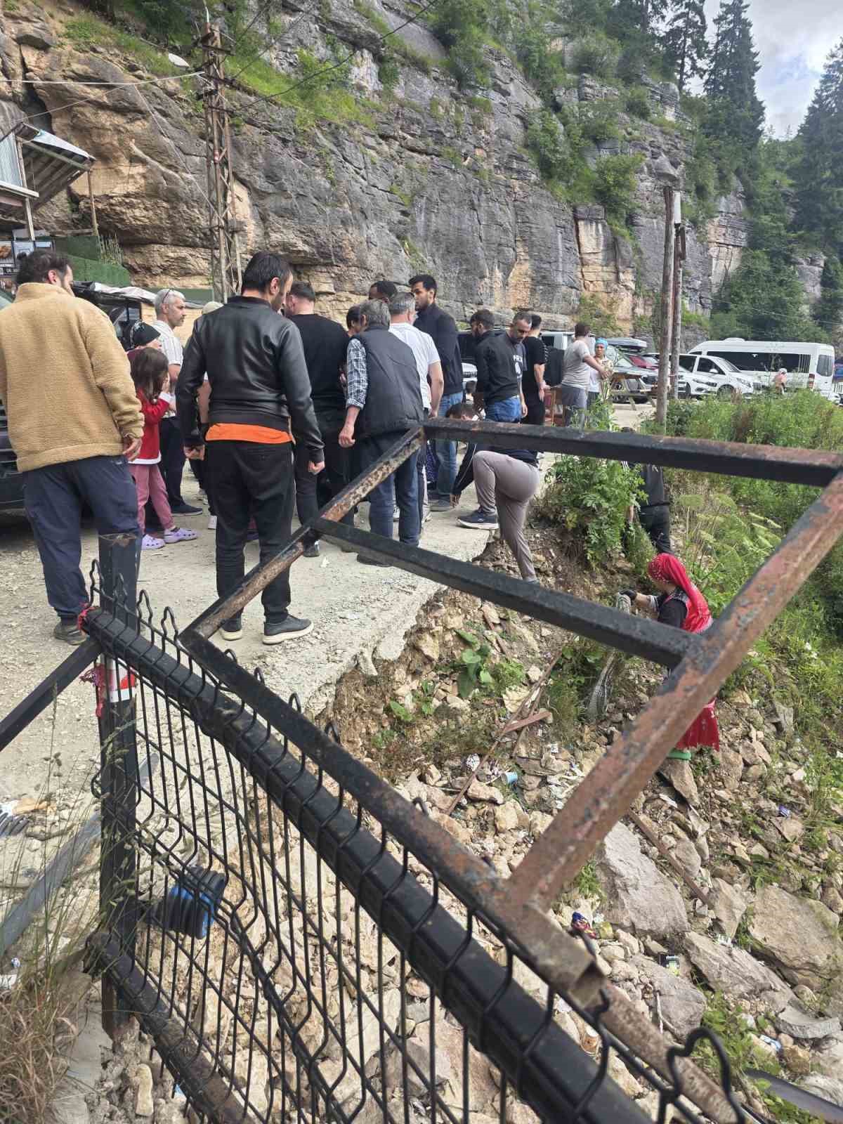 trabzon-cal-magarasi-onundeki-korkuluklar-kirildi-2-turist-yamactan-duserek-yaralandi