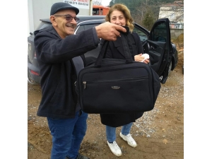 İçerisi Altın Dolu Çantayı Yanlışlıkla Çöpe Attı