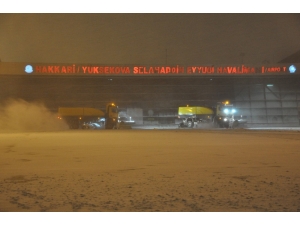 Yüksekova Havalimanında Yoğun Tipi Altında Karla Mücadele