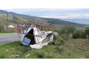 Kırıkhan’da Şiddetli Fırtına, Ev Ve Okul Çatılarını Yerinden Söktü