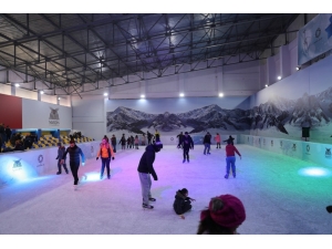 Mardin’de Öğrenciler Yarı Yıl Tatilinde Buz Pistine Akın Etti