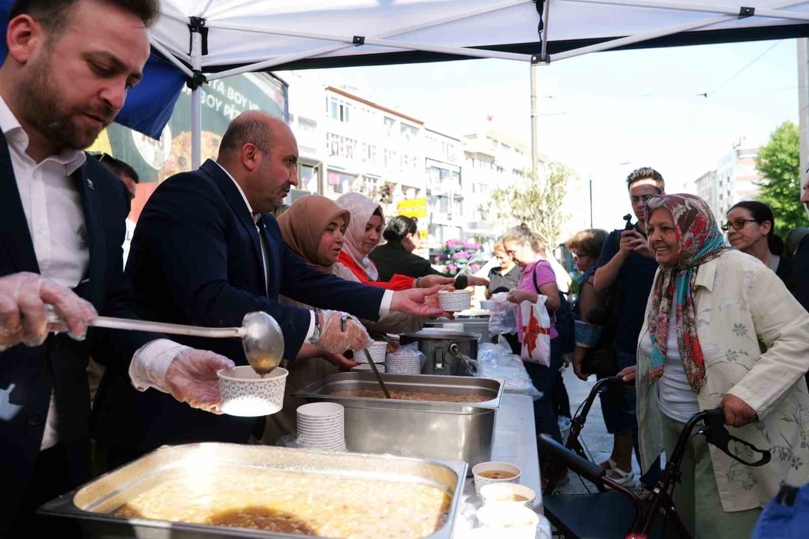 baskan-albayrak-vatandaslara-asure-ikram-etti