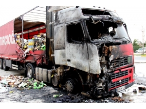 Temel Tüketim Malzemesi Yüklü Tır Alev Alev Yandı