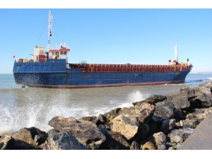 Hatay’da Karaya Vuran Kargo Gemisi Bekleyişini Sürdürüyor