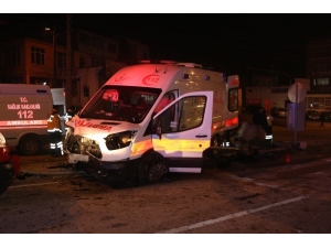Ambulansın Da Karıştığı Kazada 5 Kişi Yaralandı
