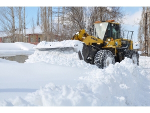 Yüksekova Belediyesinden 1 Metreyi Geçen Karla Mücadele