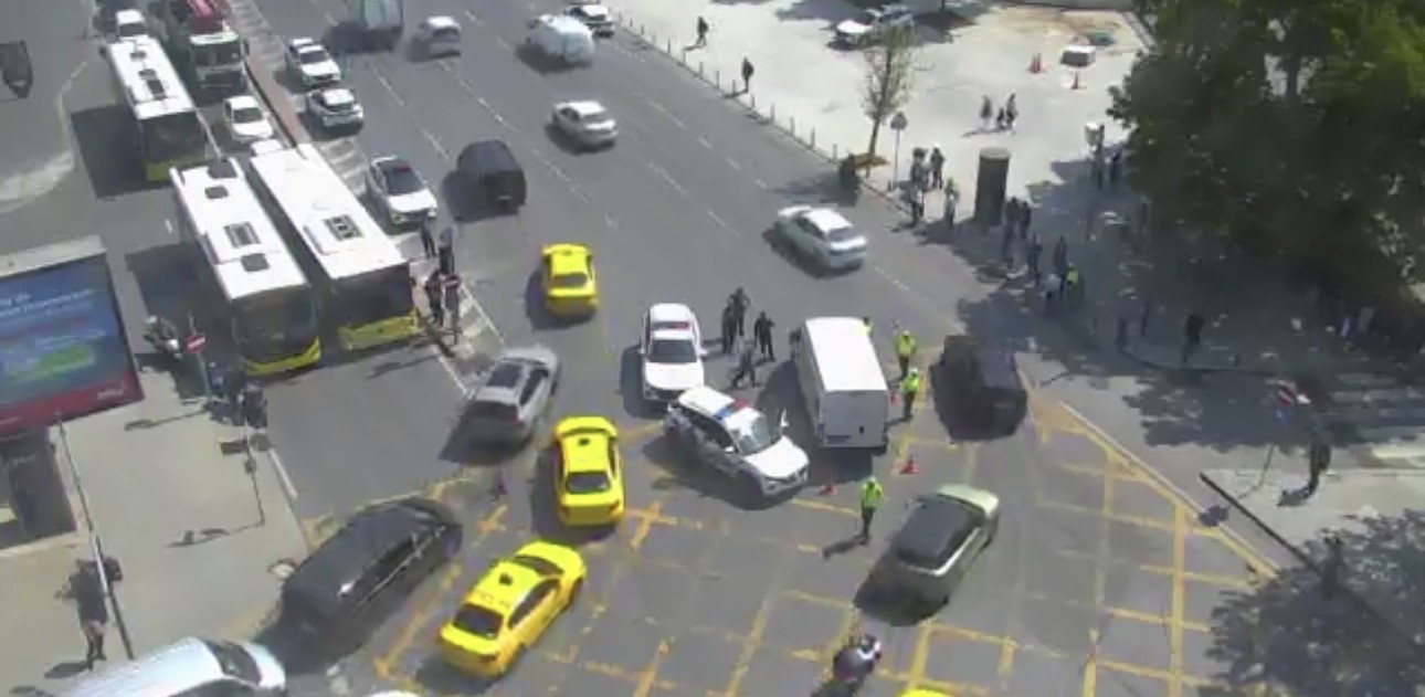 besiktas-ta-ticari-aracin-carptigi-polis-agir-yaralandi