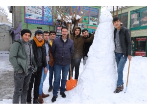 Varto’da Yağan Karın Keyfini Çocuklar Ve Esnaflar Çıkardı