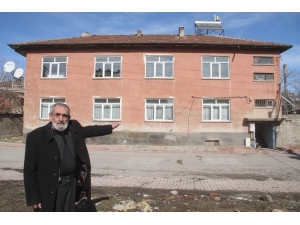 75 Yaşındaki Mehmet Dede, Evini Depremzede Aileye Ücretsiz Verdi