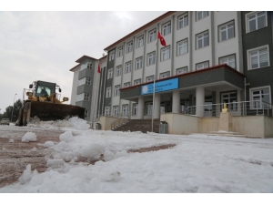 Okul Bahçelerinde Kar Temizliği