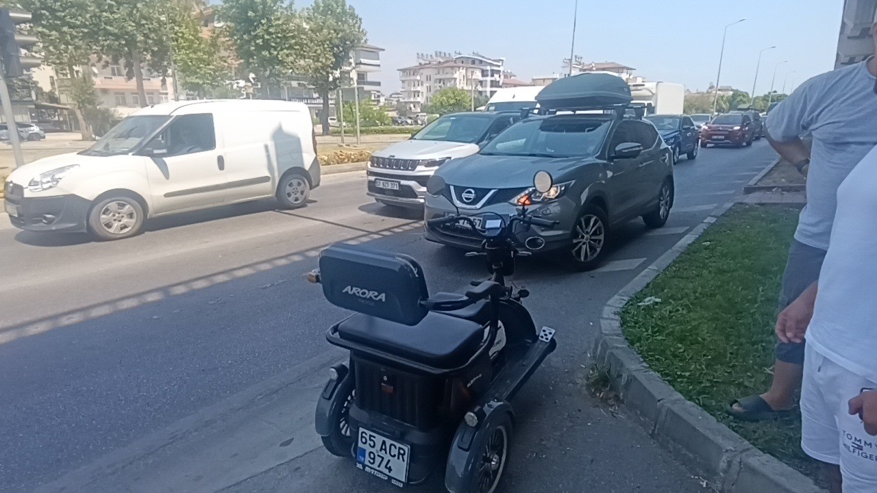 otomobile-carpmamak-icin-frene-bassa-da-kaza-yapmaktan-kacamadi