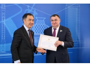 Almatı’da Kassanov’a Teşekkür Beratı Verildi