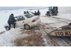 Kaza Yapan Otomobilin Yardımına Van Büyükşehir Yol Ekipleri Yetişti