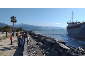 Hatay’da Karaya Oturan Gemi, Römorklar Yardımı İle Kurtarıldı