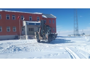 Okul Bahçeleri Kardan Temizlendi