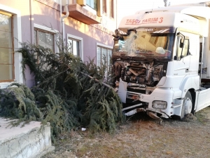 Kontrolden Çıkan Tır Önüne Geldiyse Devirdi
