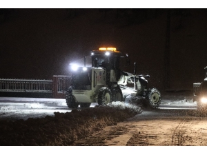 Ağrı’da Belediye Ekipleri Kar Mesaisini Sürdürüyor