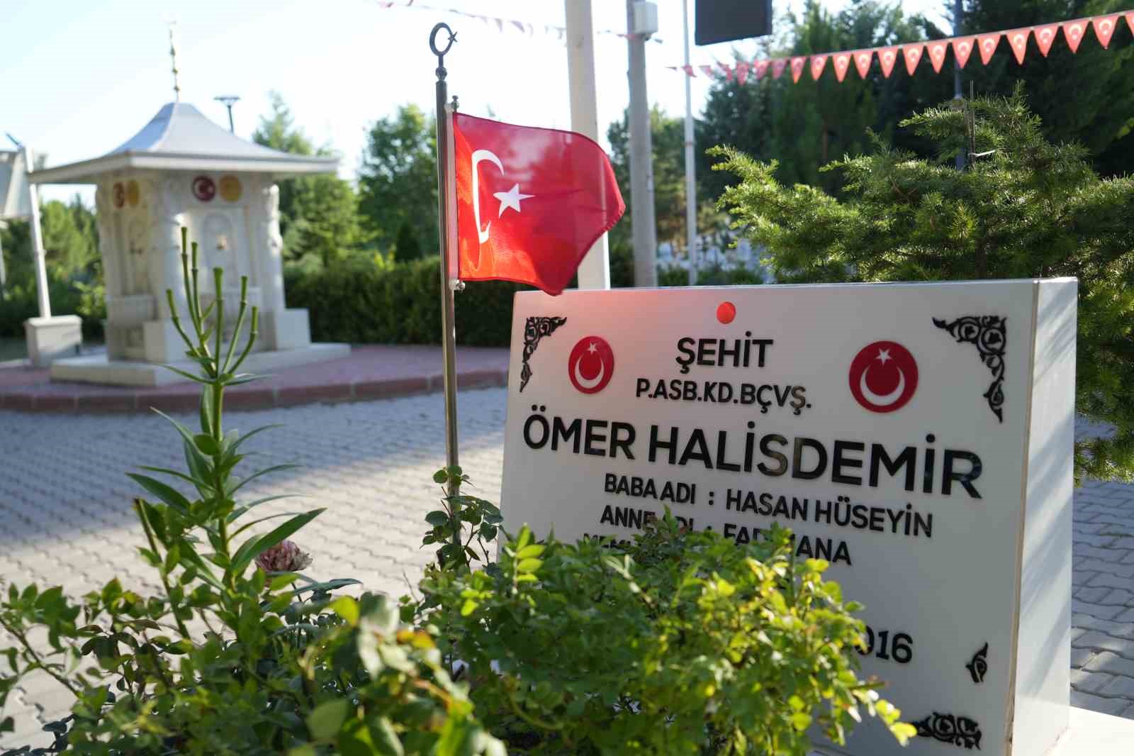 turkiye-nin-dort-bir-yanindan-sehit-omer-halisdemir-in-kabrine-ziyaret