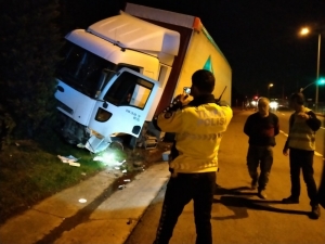 Alkollü Sürücünün Kullandığı Tır Bariyerleri Parçaladı
