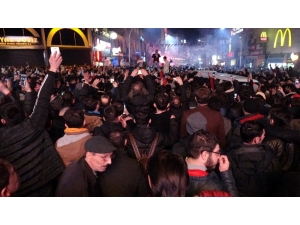 Trabzonspor Taraftarları Fenerbahçe Galibiyetini Coşkuyla Kutladı