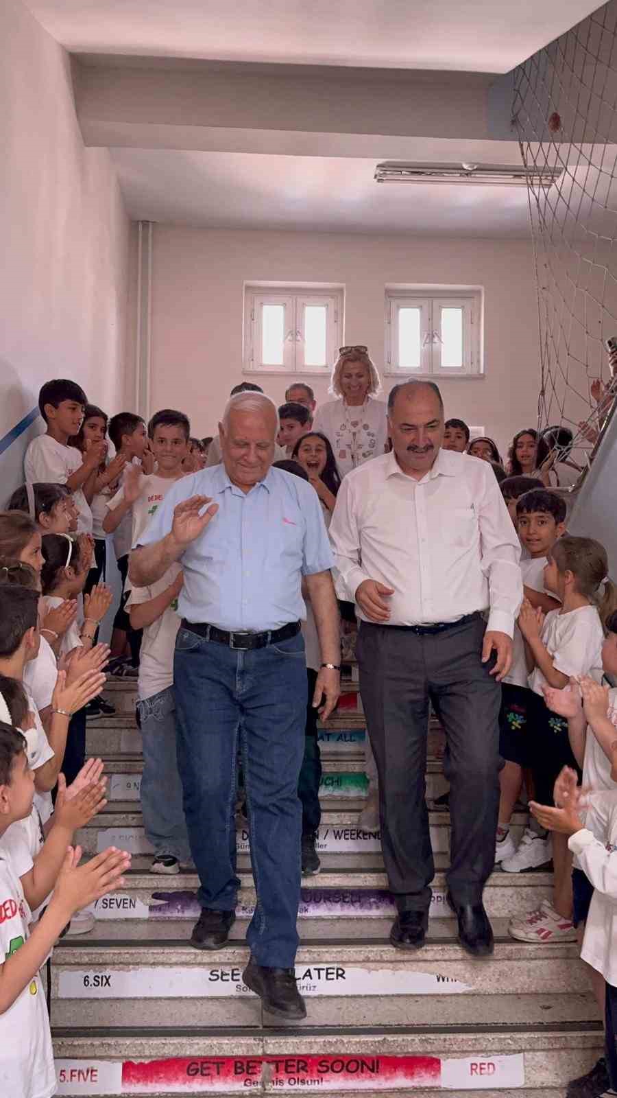 osmaniye-de-44-yillik-ogretmen-cicekler-ve-mesalelerle-emeklilige-ugurlandi