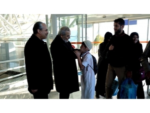 Umre Kafilesi Dualarla Karşılandı