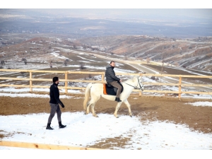 1744 Rakımlı Dinek Dağı’nda At Binme Ve Kar Keyfi
