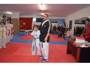 Yunan Vekilin Türk Bayrağını Yırtması Küçük Sporcuyu Ağlattı