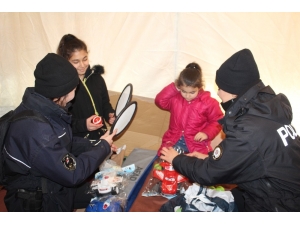 Polisler, Depremzede Çocuklar İçin Görevde