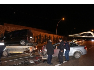 Otomobil Hafif Ticari Araçla Çarpıştı: 4 Yaralı