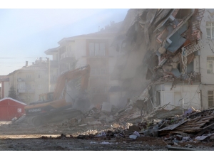 Elazığ’da Depremde Hasar Gören Bina Çöktü