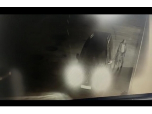 Çarpıp Kaçtı, Genç Kadının Lastiğe Sıkışan Montunu Çıkarıp Attı