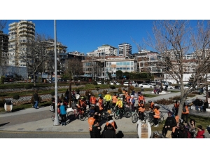 Kansere Karşı Farkındalık Oluşturmak İçin Turuncu Yelekleriyle Bisiklete Bindiler