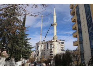 Şanlıurfa’da Depremde Kayan Cami Minaresi Yıkıldı