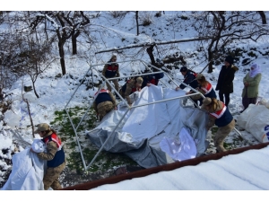 Depremzede Çadırlarına Jandarma Kadın Astsubay Eli
