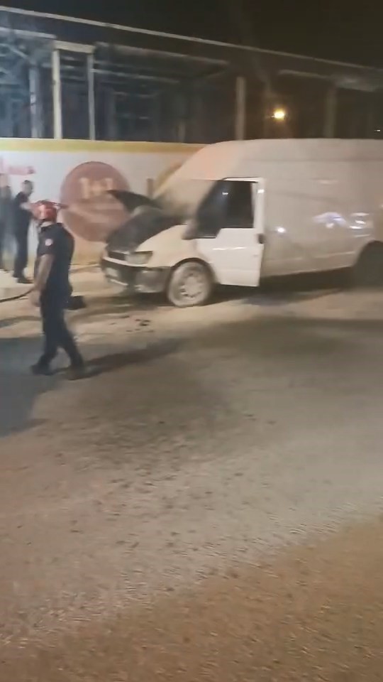 elazig-da-seyir-halindeki-minibuste-yangin