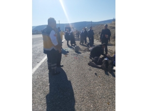 Kamyonet Şarampole Yuvarlandı: 4 Yaralı