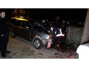 Direksiyonu Kilitlenen Otomobil Direğe Çarptı