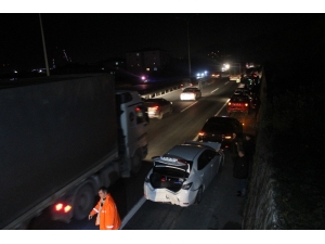 Tem’de 5 Araç Birbirine Girdi, Kilometrelerce Kuyruk Oluştu