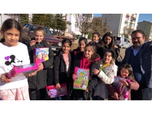 Depremzede Çocukların Yüzü Hediye Edilen Oyuncaklarla Güldü