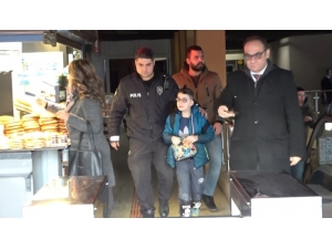 8 Yaşındaki Arda Okul Yolunda Kayboldu, İmdadına Polis Amcaları Yetişti