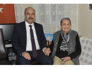 Emniyet Müdürüne Huzurevinde Şarkılı Karşılama