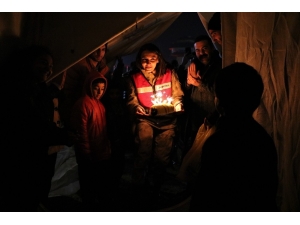 Depremzede Çocuğa Çadırda Doğum Günü