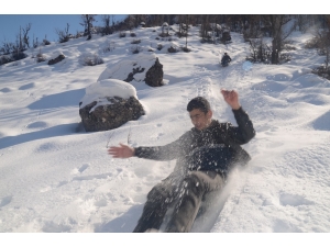 Beytüşşebap’ta Çocukların Bidonla Kayak Keyfi