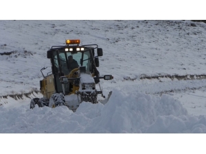 Erzincan’da Kapanan Köy Yollarının Açılması İçin Çalışmalar Devam Diyor